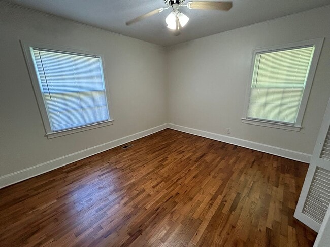 Building Photo - Cozy Cottage 2/1 House in South Rome- $995