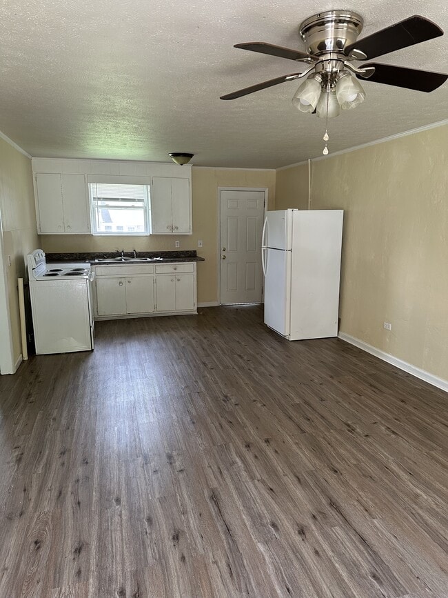 Building Photo - 2183 Edgewood Dr