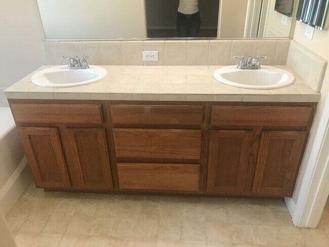 Building Photo - 4 bedroom, 2 bathroom home located near Stine Rd/ McKee Rd.