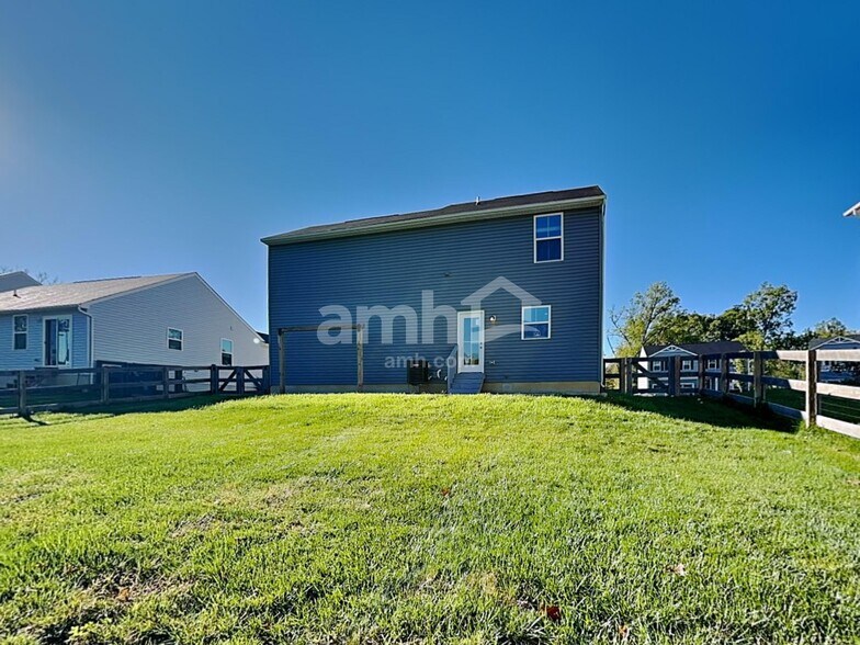 Building Photo - 213 Wooded Ridge Dr