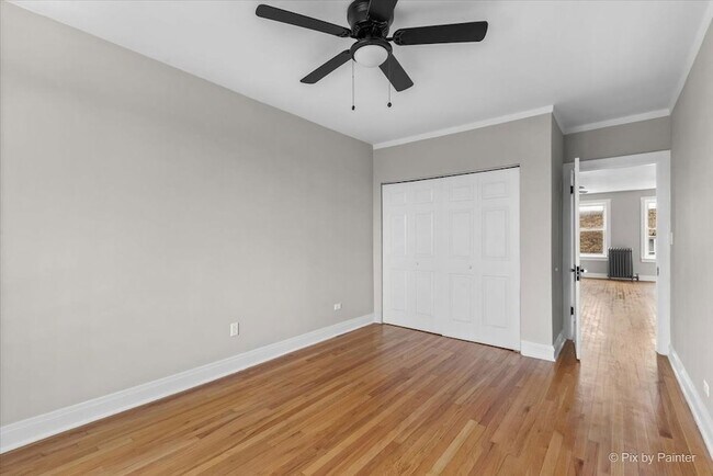 Building Photo - 2343 W Glenlake Ave