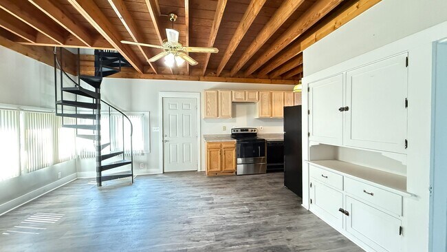 Building Photo - SPACIOUS...3 Bedroom 1 Bath