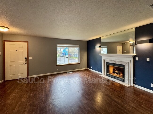 Building Photo - 741 SE Camellia Ct