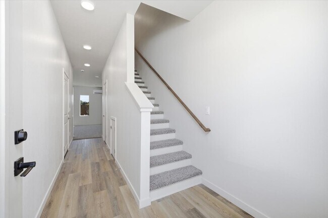 Building Photo - 2028 Sunset Dr