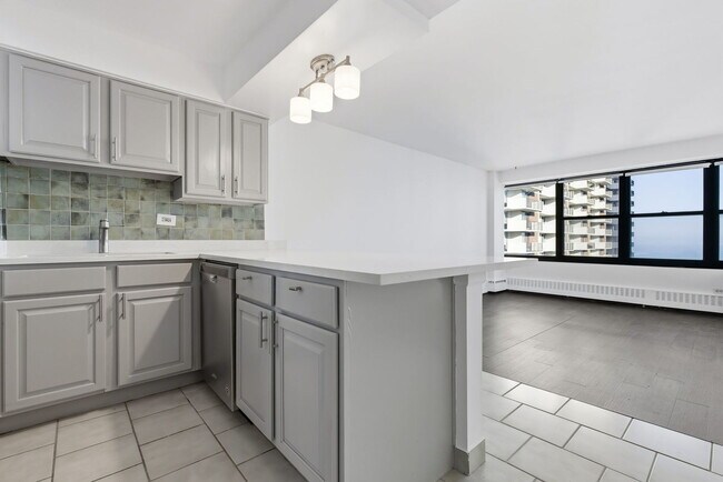 Building Photo - 6030 N Sheridan Rd