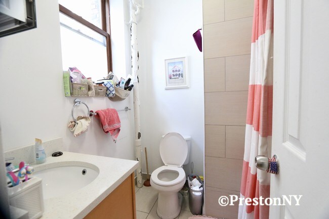 Building Photo - 31 Bank St