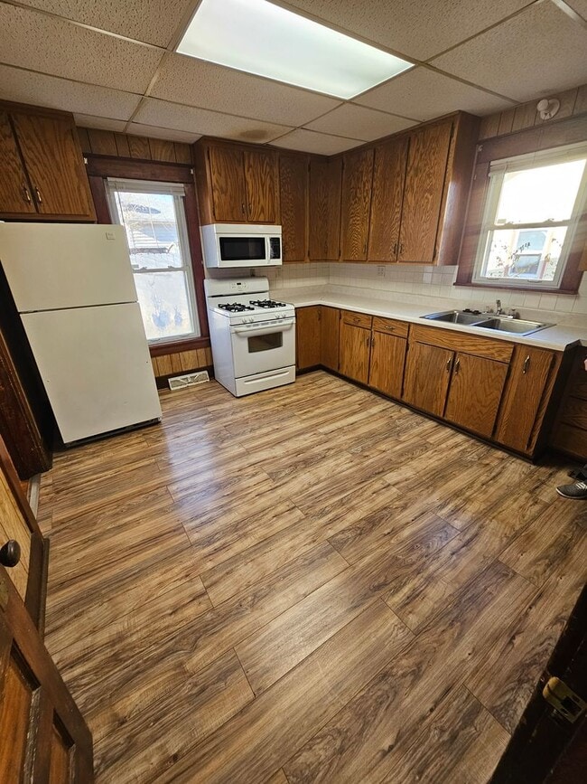 Building Photo - Spacious 2 Bedroom 1 Bath with 2 car Garage