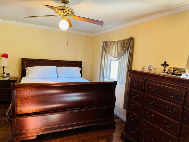 Building Photo - Los Robles Townhome – Flexible Furnishing Options