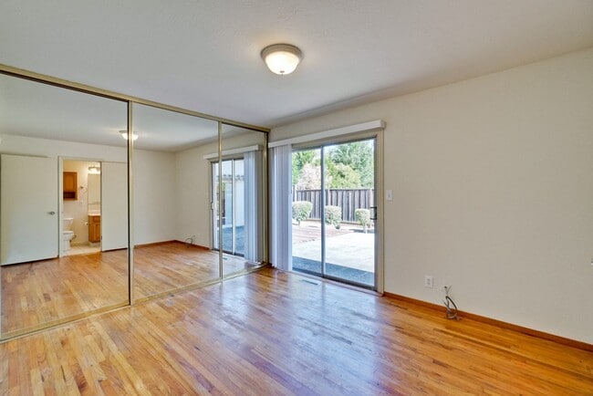 Building Photo - 1109 White Cliff Dr