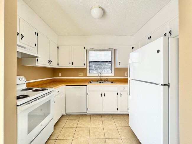 Building Photo - Holden Village Townhome Available - Newly Renovated