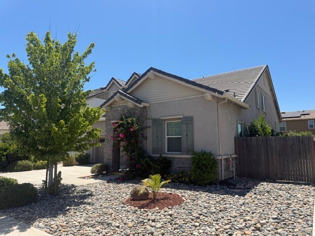 Building Photo - Gorgeous 3 Bedroom 3 Bathroom Plus Loft Area Home