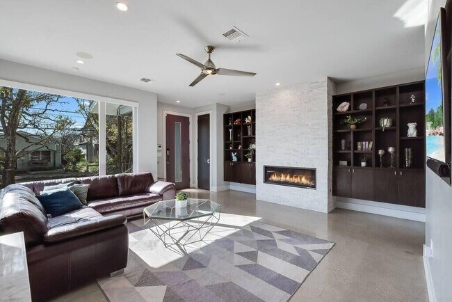 Building Photo - 1802 W 10th St