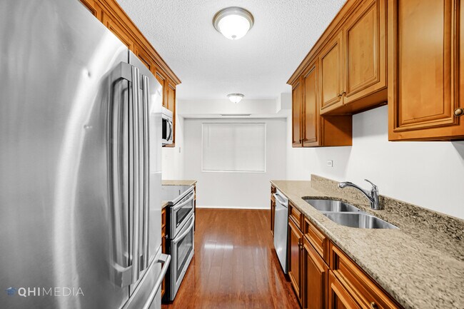 Building Photo - 111 S Baybrook Dr