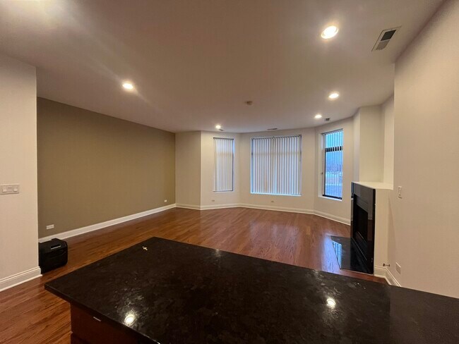 Building Photo - 5644 N California Ave