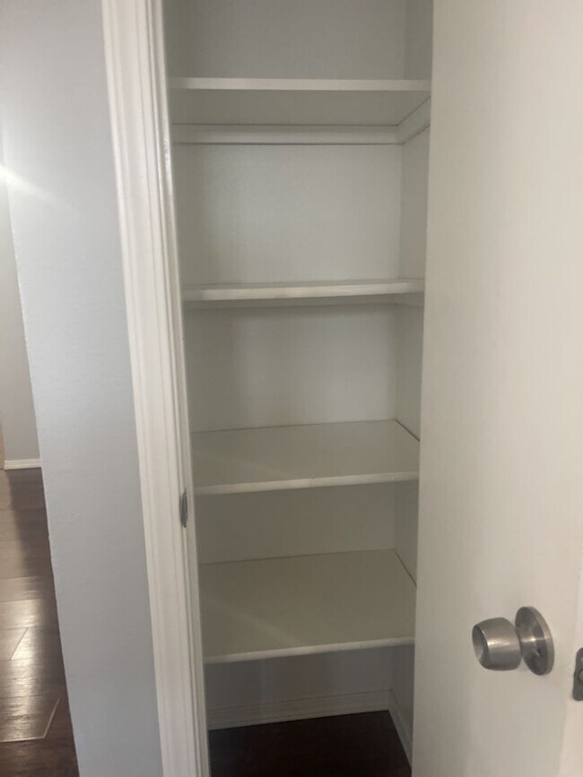 Building Photo - Charming Two Bedroom  Close to Downtown Vancouver !!