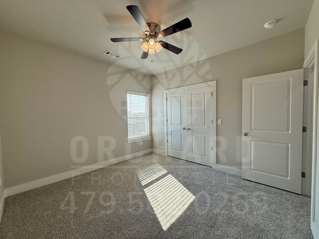 Building Photo - Henley 3 | Duplex in Siloam Springs!