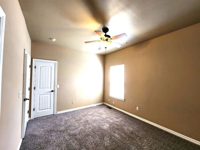 Building Photo - 4 Bed 2 Bath 2 Car Garage Executive Duplex in the Oxford Park Addition
