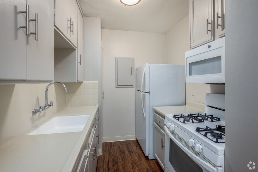 1BR, 1BA - 650SF - Kitchen - 1510 18th St