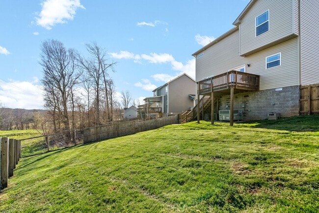 Building Photo - Pet Friendly Three Bedroom with Bonus!