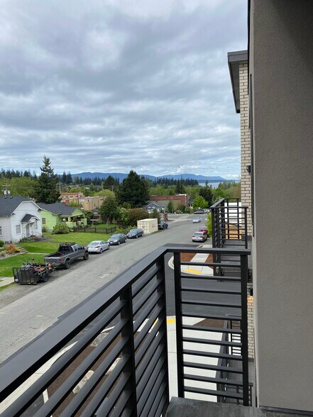 Building Photo - 1305 Larrabee Ave