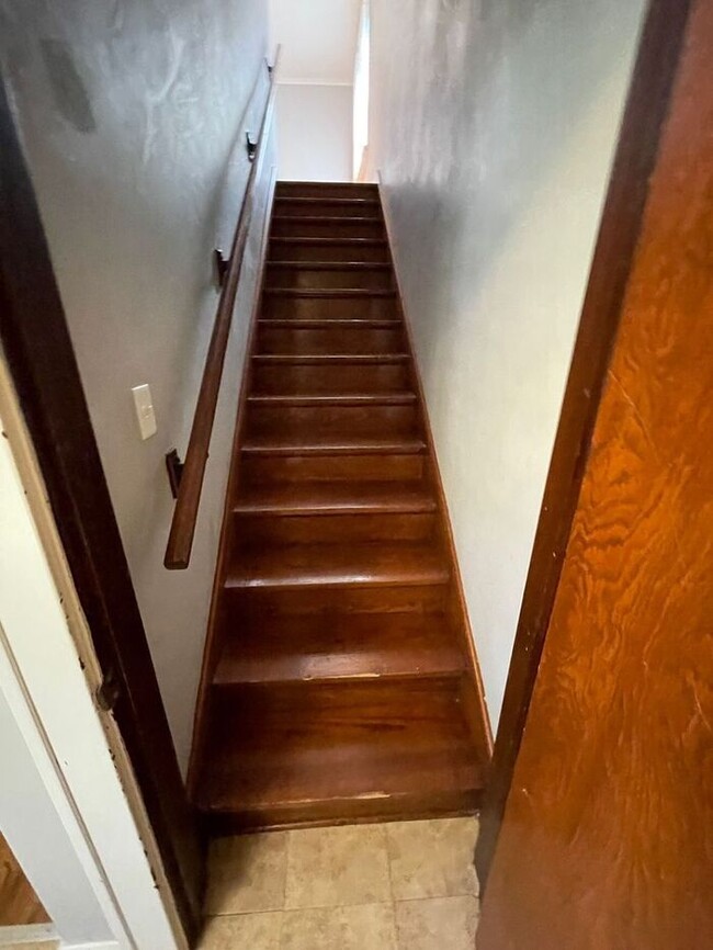 Building Photo - Charming 3 bedroom, 1.5 bathroom home in I...