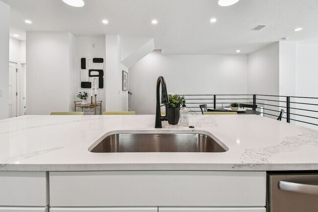 Building Photo - A charming coastal townhouse, just minutes from downtown St. Pete!