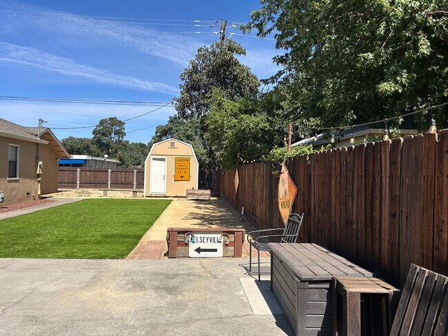 Building Photo - 2 bed, 1 bath, Bonus Room with Built-in Bar