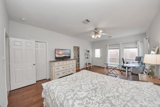 Building Photo - 943 W Heights Hollow Ln