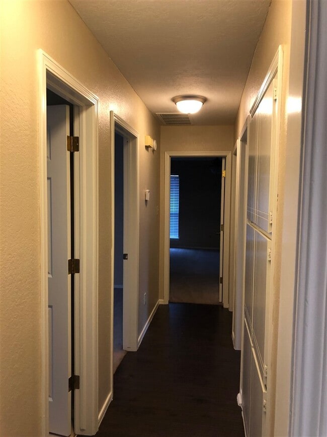 Building Photo - 1405 SE Hillcrest Ave