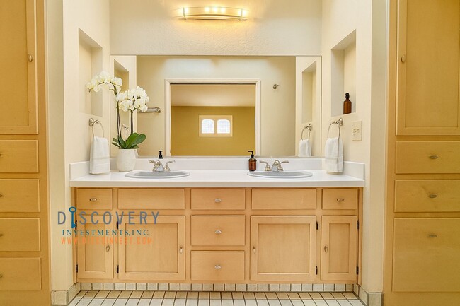 Building Photo - Updated MCM Gem in Adams Point