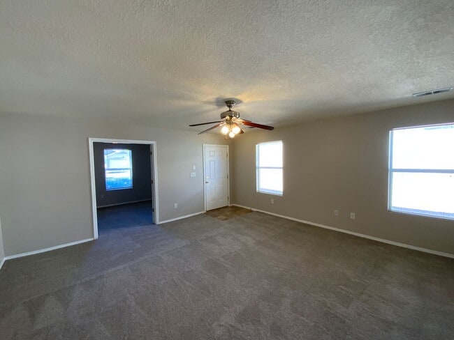 Building Photo - 3 Bedroom Single Story Home Available in V...