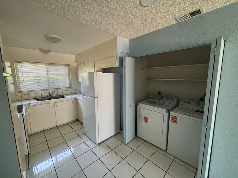 Building Photo - 498 Ginkgo Ct
