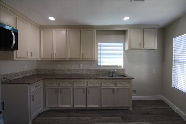 Building Photo - 6925 Avenue N