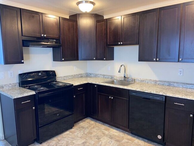 Building Photo - Reno Duplex - 1 Pet Friendly, Garage, Dishwasher, Washer/Dryer Hookups, Central A/C