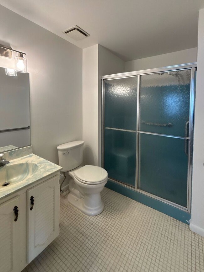 Building Photo - 442 S 18th St