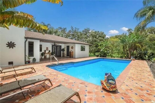 Building Photo - 2077 Racimo Dr