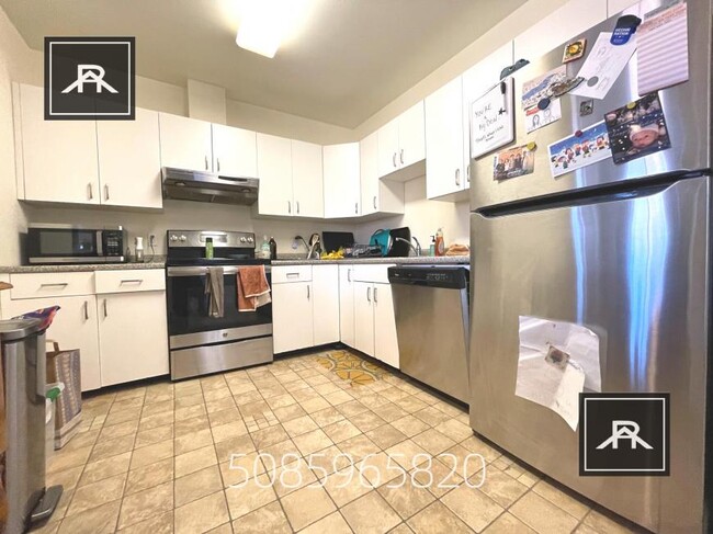 Building Photo - 3 bedroom in Brookline MA 02445