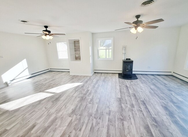 Building Photo - 3 Bed / 1-1/2 Bath Single Family Home