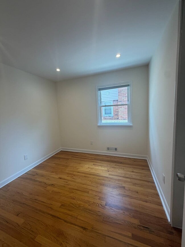 Building Photo - 268 Chesterton Ave