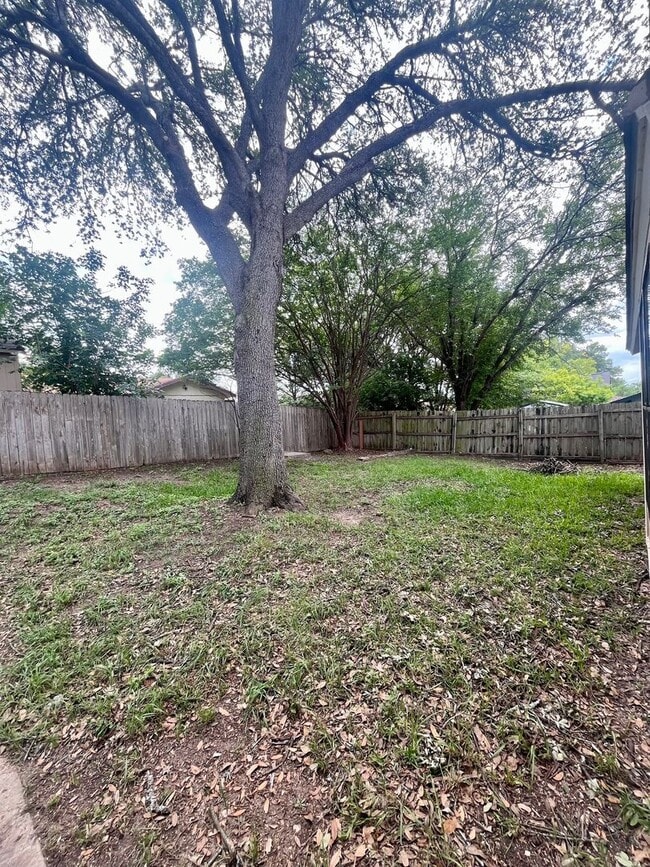 Building Photo - 3/2/2 Single Story Hidden Gem ~ Conveniently Located to RAFB, SAMMC & shopping ~ Move in Ready!