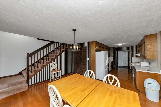 Building Photo - 3215 Redona Dr