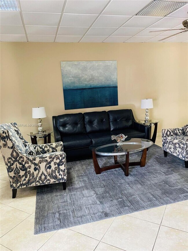 Building Photo - 900 NE 18th Ave