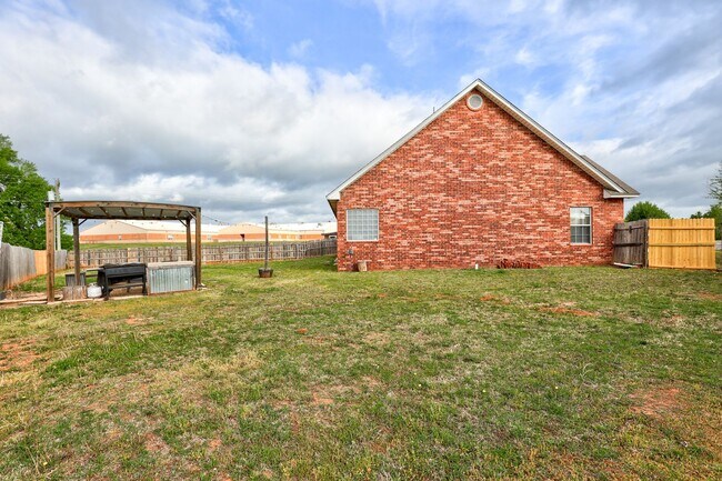 Building Photo - 1605 Silver Oak Dr