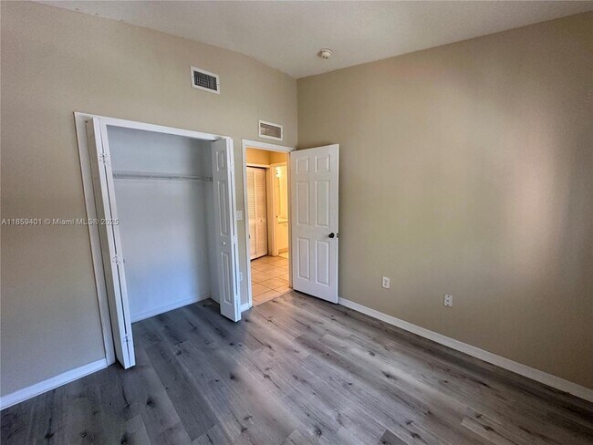 Building Photo - 1261 SE 31st Ct
