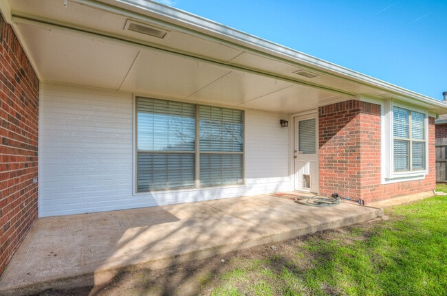 Building Photo - 1717 Briarcreek