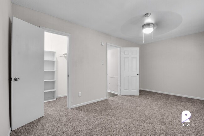 Building Photo - 5135 North Fwy