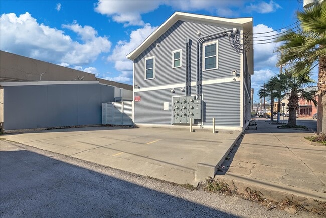 Building Photo - 405 24th St