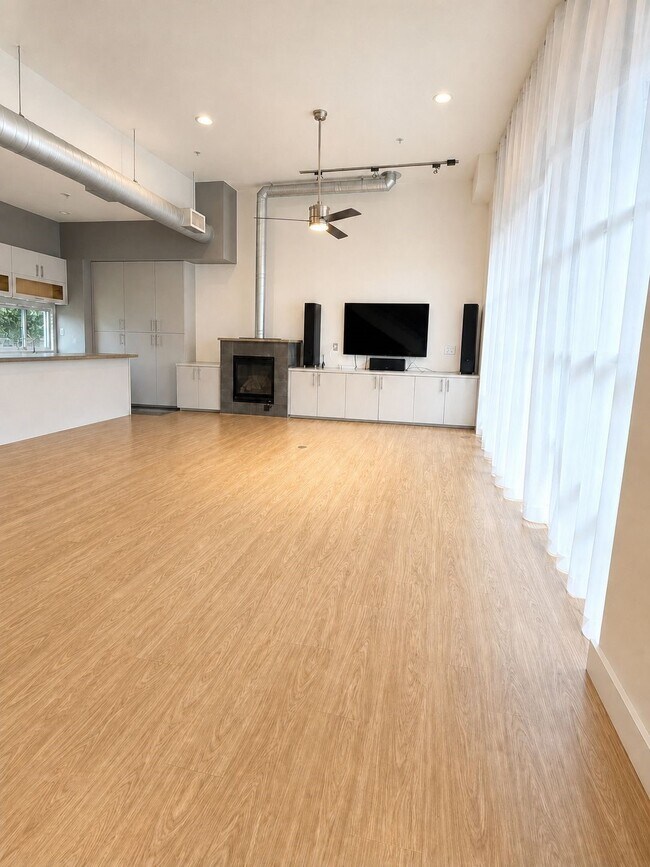Building Photo - 6014 Fairdale Ln