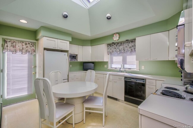 Building Photo - 450 Lenox Rd