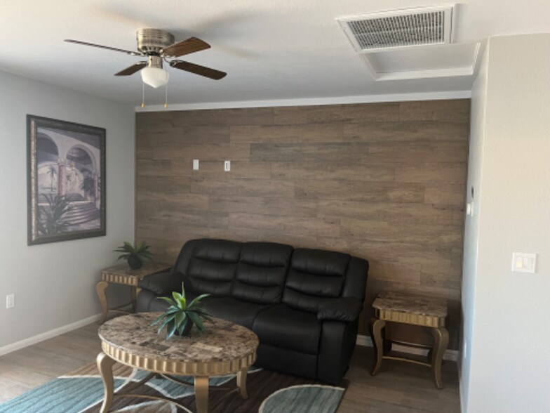 Building Photo - 12327 Farmington St